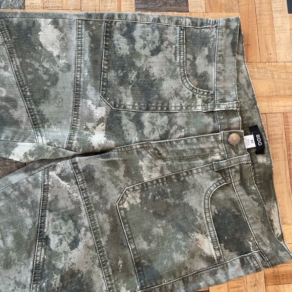 BGD Urban Outfitters Camo Skinny Jeans with Ankle Zippers - Picture 4 of 8